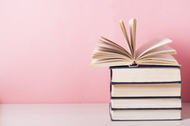 Açık kitap, ahşap masa ciltli kitap. Eğitim arka plan. Okula dönüş. Metin için yer kopyalayın.