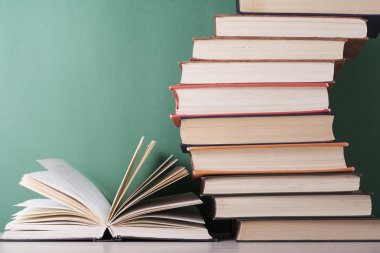 Açık kitap, ahşap masa ciltli kitap. Eğitim arka plan. Okula dönüş. Metin için yer kopyalayın.