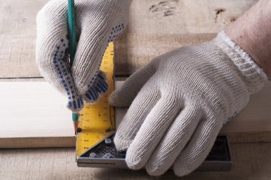 Marangoz Şantiye'de ahşap arka plan üzerinde uçak ile çalışıyor. Işyeri