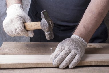 Marangoz Şantiye'de ahşap arka plan üzerinde uçak ile çalışıyor. Işyeri