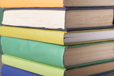 Renkli kitap yığını. Eğitim arka plan. Okula dönüş. Metin için yer kopyalayın.