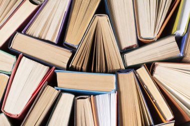 Açık kitap, ahşap masa ciltli kitap. Eğitim arka plan. Okula dönüş. Metin için yer kopyalayın.