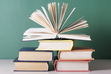 Açık kitap, ahşap masa ciltli kitap. Eğitim arka plan. Okula dönüş. Metin için yer kopyalayın.