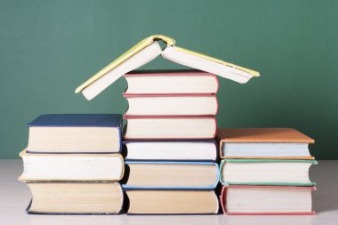 Açık kitap, ahşap masa ciltli kitap. Eğitim arka plan. Okula dönüş. Metin için yer kopyalayın.