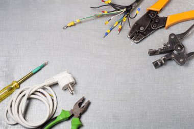 Ahşap arka plan üzerinde elektrik araç kümesi. Mühendislik çalışmaları, enerji kavramı için aksesuarlar.