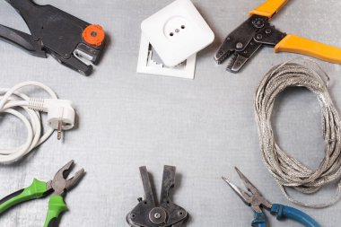 Ahşap arka plan üzerinde elektrik araç kümesi. Mühendislik çalışmaları, enerji kavramı için aksesuarlar.