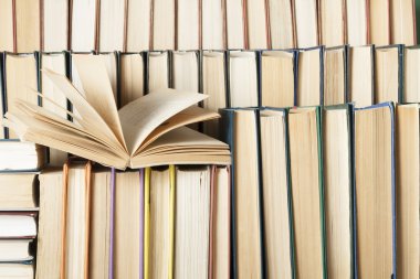 Açık kitap, ahşap masa ciltli kitap. Eğitim arka plan. Okula dönüş. Metin için yer kopyalayın.