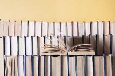 Açık kitap, ahşap masa ciltli kitap. Eğitim arka plan. Okula dönüş. Metin için yer kopyalayın.