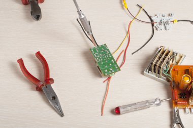 Ahşap arka plan üzerinde elektrik araç kümesi. Mühendislik çalışmaları, enerji kavramı için aksesuarlar.