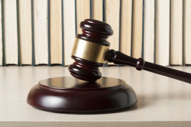 Hukuk kavram - bir mahkeme veya icra ofiste tabloda ahşap hakimler tokmak ile kitap.