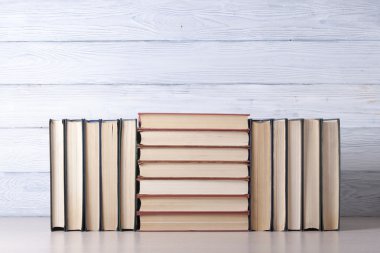 Renkli kitap yığını. Eğitim arka plan. Okula dönüş. Metin için yer kopyalayın.