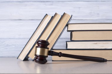 Hukuk kavram - bir mahkeme veya icra ofiste tabloda ahşap hakimler tokmak ile kitap.