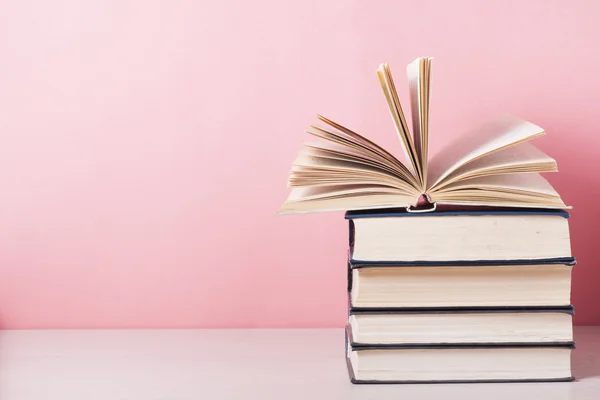 Açık kitap, ahşap masa ciltli kitap. Eğitim arka plan. Okula dönüş. Metin için yer kopyalayın.