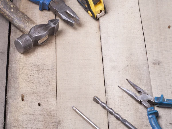 Strumenti di costruzione su sfondo di legno. Copia spazio per testo. Set di utensili da lavoro assortiti al tavolo in legno. Vista dall'alto — Foto Stock