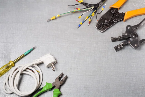 Juego de herramientas eléctricas sobre fondo de madera. Accesorios para trabajos de ingeniería, concepto energético . — Foto de Stock