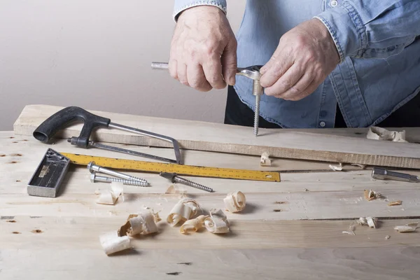 Carpintero trabajando con plano sobre fondo de madera en Building Site. Lugar de trabajo — Foto de Stock