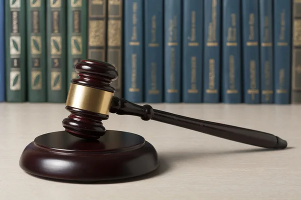 Hukuk kavram - bir mahkeme veya icra ofiste tabloda ahşap hakimler tokmak ile kitap.