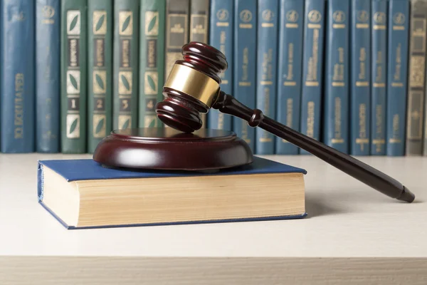Concepto de ley - Libro con jueces de madera martillo en la mesa en una sala de tribunal u oficina de aplicación . — Foto de Stock
