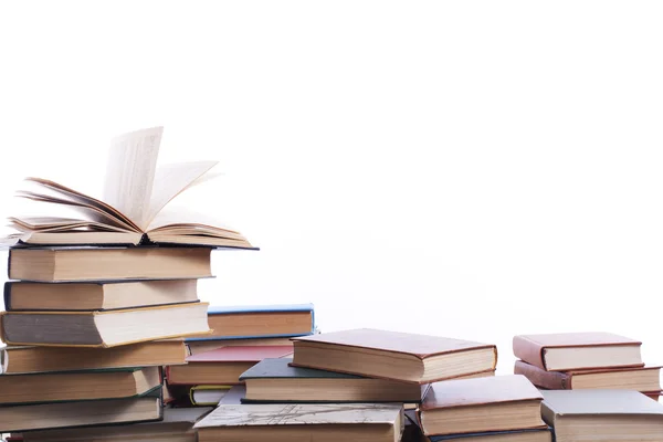 Beyaz arka plan üzerinde kitap yığını. Eğitim kavramı. Okula dönüş.