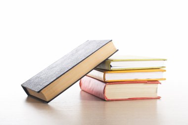 Beyaz arka plan üzerinde kitap yığını. Eğitim kavramı. Okula dönüş.