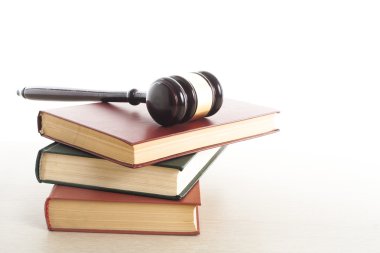 Hukuk kavram - bir mahkeme veya icra ofiste tabloda ahşap hakimler tokmak ile kitap.