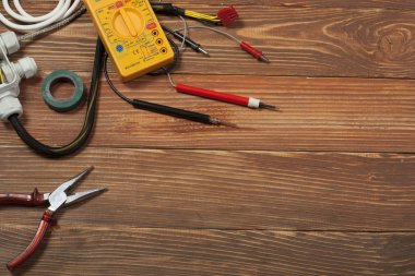 Ahşap arka plan üzerinde elektrik araç kümesi. Mühendislik çalışmaları, enerji kavramı için aksesuarlar.