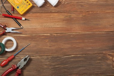Ahşap arka plan üzerinde elektrik araç kümesi. Mühendislik çalışmaları, enerji kavramı için aksesuarlar.