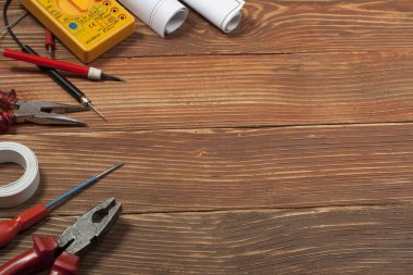 Ahşap arka plan üzerinde elektrik araç kümesi. Mühendislik çalışmaları, enerji kavramı için aksesuarlar.