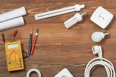 Ahşap arka plan üzerinde elektrik araç kümesi. Mühendislik çalışmaları, enerji kavramı için aksesuarlar.