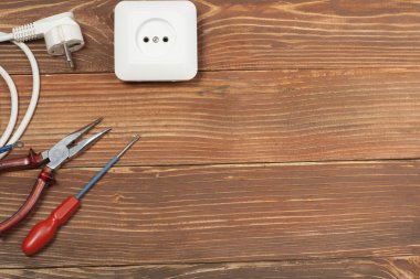 Ahşap arka plan üzerinde elektrik araç kümesi. Mühendislik çalışmaları, enerji kavramı için aksesuarlar.