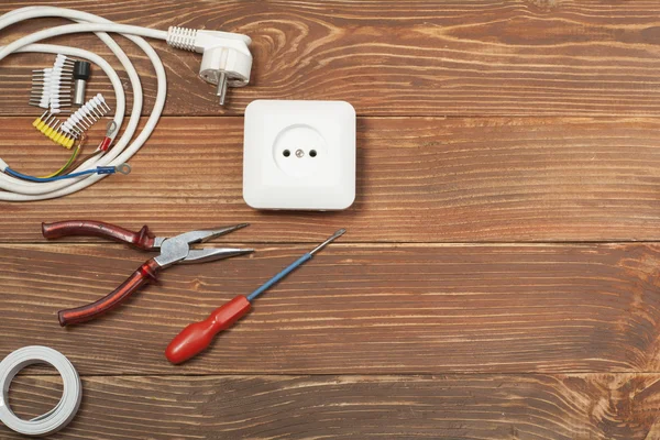 Set di utensili elettrici su sfondo in legno. Accessori per lavori di ingegneria, concetto di energia . — Foto Stock