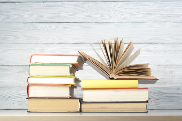 Ανοιχτό βιβλίο, βιβλίο με σκληρό εξώφυλλο βιβλία στο ξύλινο τραπέζι. Υπόβαθρο της εκπαίδευσης. Πίσω στο σχολείο. Αντίγραφο χώρο για κείμενο. — Φωτογραφία Αρχείου
