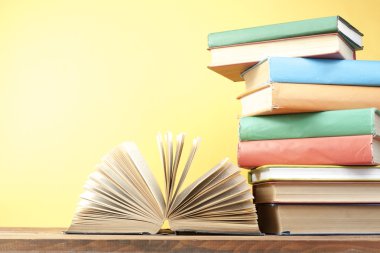 Açık kitap, ahşap masa ciltli kitap. Eğitim arka plan. Okula dönüş. Metin için yer kopyalayın.