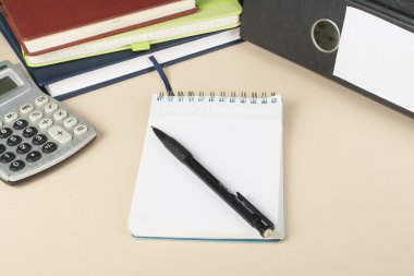 Ev tasarruf, bütçe kavramı. Grafik, not defteri, kalem, hesap makinesi ve sikkeler üzerinde ahşap ofis Resepsiyon Masası.