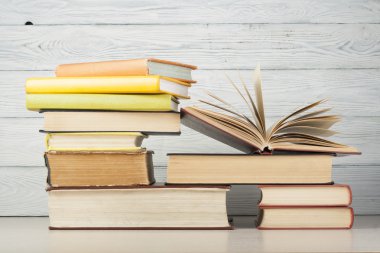 Açık kitap, ahşap masa ciltli kitap. Eğitim arka plan. Okula dönüş. Metin için yer kopyalayın.