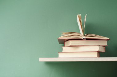 Açık kitap, ahşap masa ciltli kitap. Eğitim arka plan. Okula dönüş. Metin için yer kopyalayın.