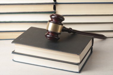 Hukuk kavram - bir mahkeme veya icra ofiste tabloda ahşap hakimler tokmak ile kitap.