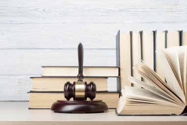 Hukuk kavram - bir mahkeme veya icra ofiste tabloda ahşap hakimler tokmak ile kitap.