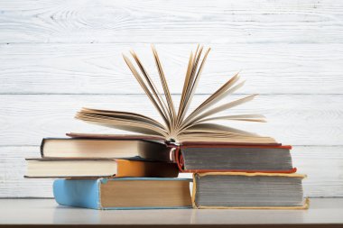 Açık kitap, ahşap masa ciltli kitap. Eğitim arka plan. Okula dönüş. Metin için yer kopyalayın.