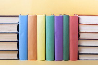Renkli kitap yığını. Eğitim arka plan. Okula dönüş. Metin için yer kopyalayın.