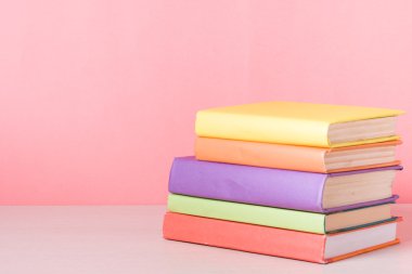 Renkli kitap yığını. Eğitim arka plan. Okula dönüş. Metin için yer kopyalayın.