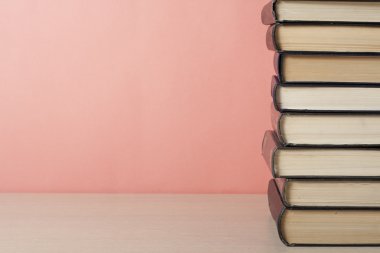 Renkli kitap yığını. Eğitim arka plan. Okula dönüş. Metin için yer kopyalayın.