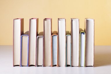 Renkli kitap yığını. Eğitim arka plan. Okula dönüş. Metin için yer kopyalayın.