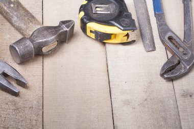 Ahşap arka plan üzerinde inşaat araçları. Metin için yer kopyalayın. Çeşitli iş aracı ahşap masa ayarla. Üstten Görünüm