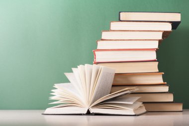 Açık kitap, ahşap masa ciltli kitap. Eğitim arka plan. Okula dönüş. Metin için yer kopyalayın.