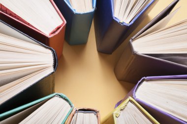 Açık kitap, ahşap masa ciltli kitap. Eğitim arka plan. Okula dönüş. Metin için yer kopyalayın.