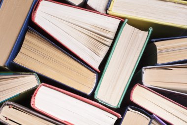 Açık kitap, ahşap masa ciltli kitap. Eğitim arka plan. Okula dönüş. Metin için yer kopyalayın.