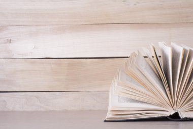 Açık kitap, ahşap masa ciltli kitap. Eğitim arka plan. Okula dönüş. Metin için yer kopyalayın.