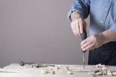 Marangoz uçak ile şantiye, ahşap arka plan üzerinde çalışıyor. Marangoz işyeri