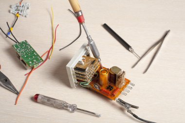 Ahşap arka plan üzerinde elektrik araç kümesi. Mühendislik çalışmaları, enerji kavramı için aksesuarlar.